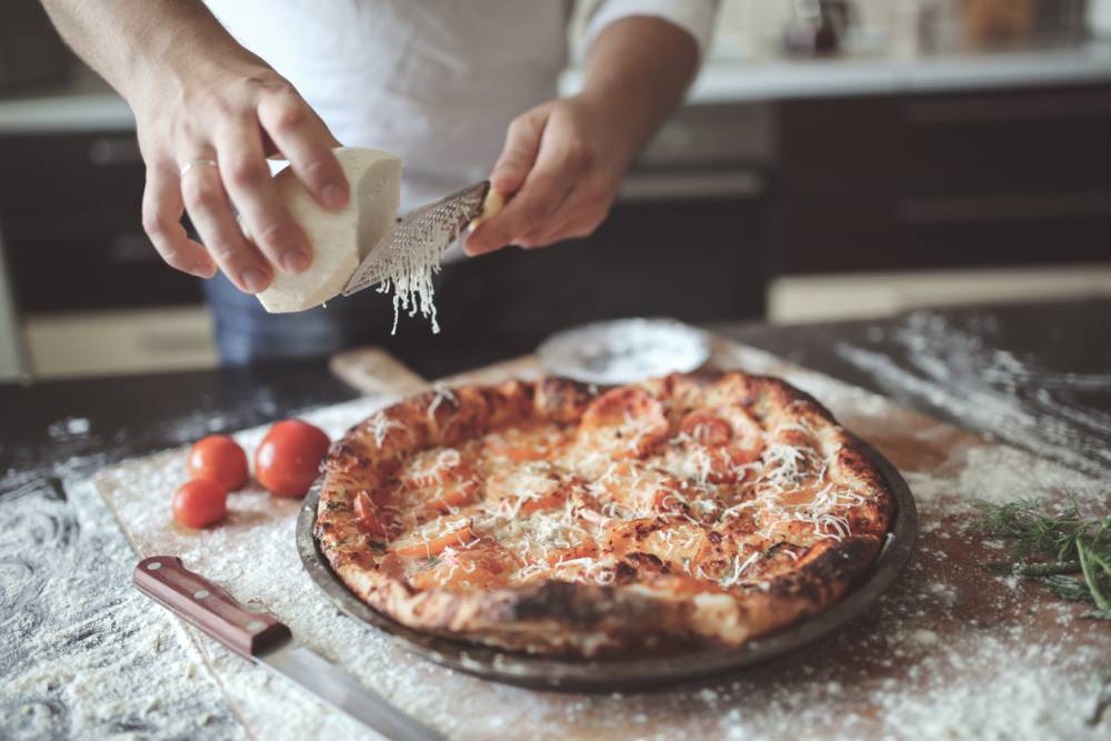 طريقة عمل البيتزا السريعة: وصفات سهلة ولذيذة لكل المناسبات